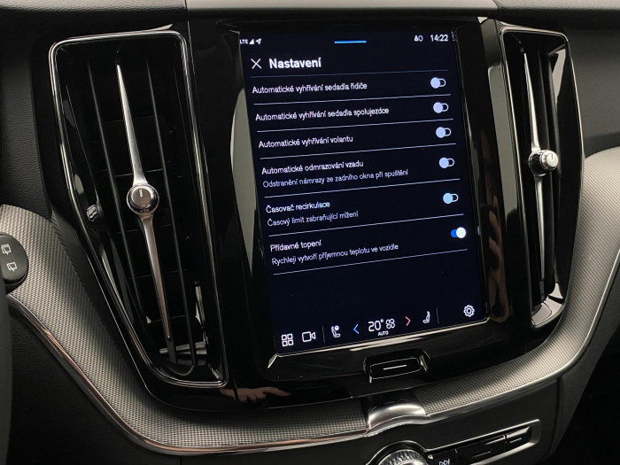 Volvo XC60 B4 AWD PLUS DARK REZERVACE