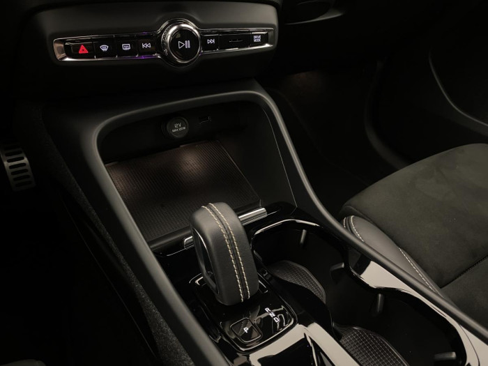 Volvo XC40 B4 R-DESIGN AUT REZERVACE
