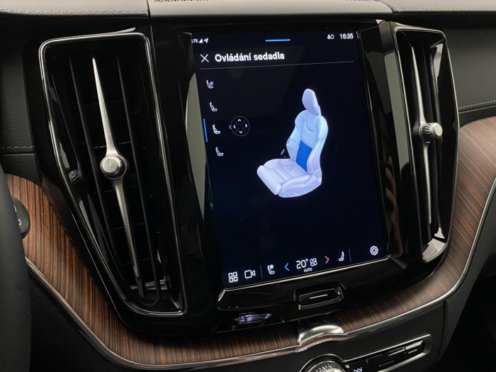 Volvo XC60 B4 AWD DARK ULTIMATE REZERVACE