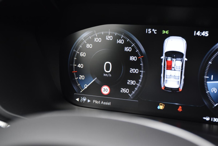 Volvo XC60 B5 AWD R-Design REZERVACE