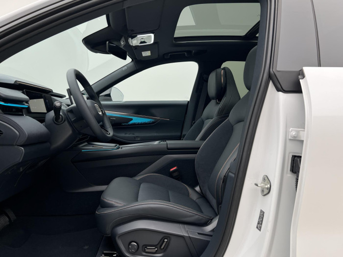 Lynk & Co 08 MORE PHEV