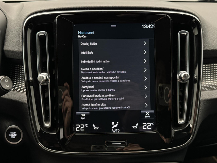 Volvo XC40 T3 R-DESIGN AUT CZ REZERVACE