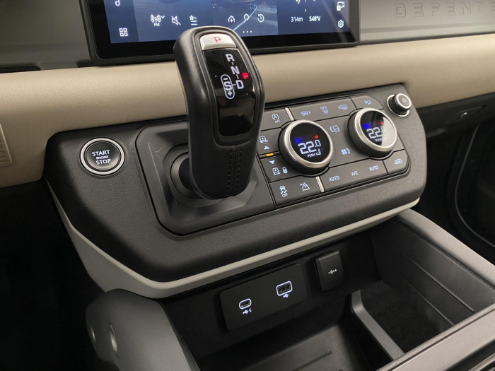 Land Rover Defender 110 P400 SE AWD AUT REZERVACE 3.0 SE