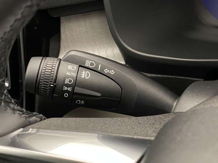 Volvo XC40 B4 DARK PLUS REZERVACE