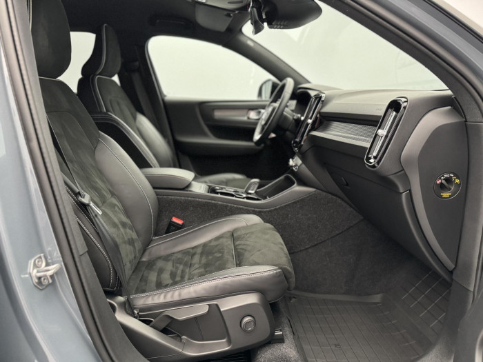 Volvo XC40 B4 AWD R-DESIGN AUT 1.maj CZ