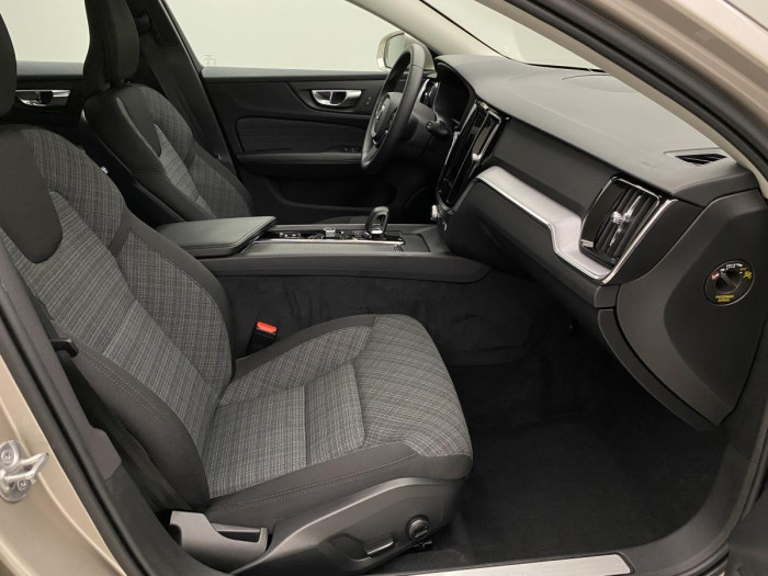 Volvo V60 CC B4 AWD MOMENTUM REZERVACE 2.0 CC CC Momentum