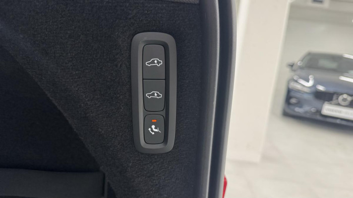 Volvo XC90 B5 AWD ULTIMATE DARK REZERVACE