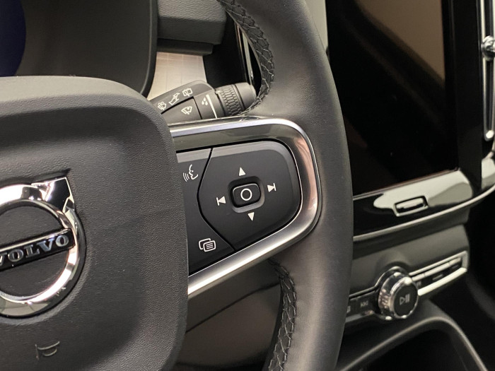 Volvo XC40 B3 DARK PLUS REZERVACE