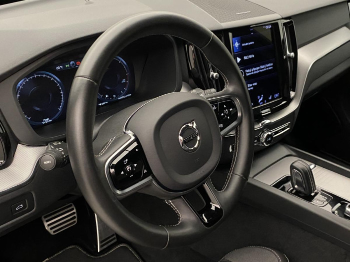 Volvo XC60 B5 AWD R-DESIGN REZERVACE