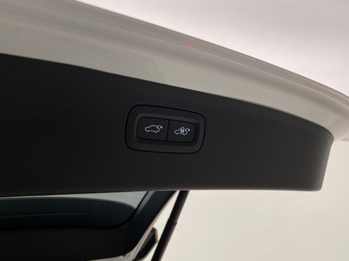 Volvo XC90 B6 AWD R-DESIGN REZERVACE