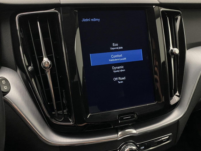 Volvo XC60 B4 AWD MOMENTUM AUT 2.0 Momentum