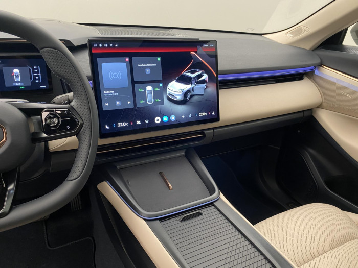 Lynk & Co 08 MORE PHEV