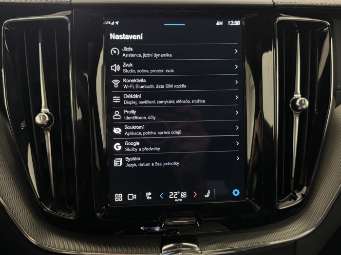 Volvo XC60 B5 AWD ULTIMATE REZERVACE