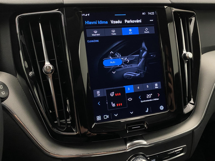 Volvo XC60 B4 AWD PLUS DARK REZERVACE