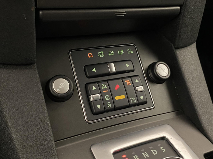 Land Rover Discovery 3.0 TDV6 S AWD REZERVACE