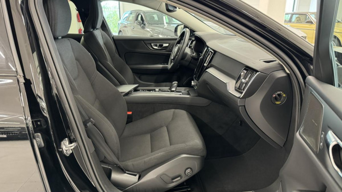Volvo V60 B4 CROSS COUNTRY REZERVACE