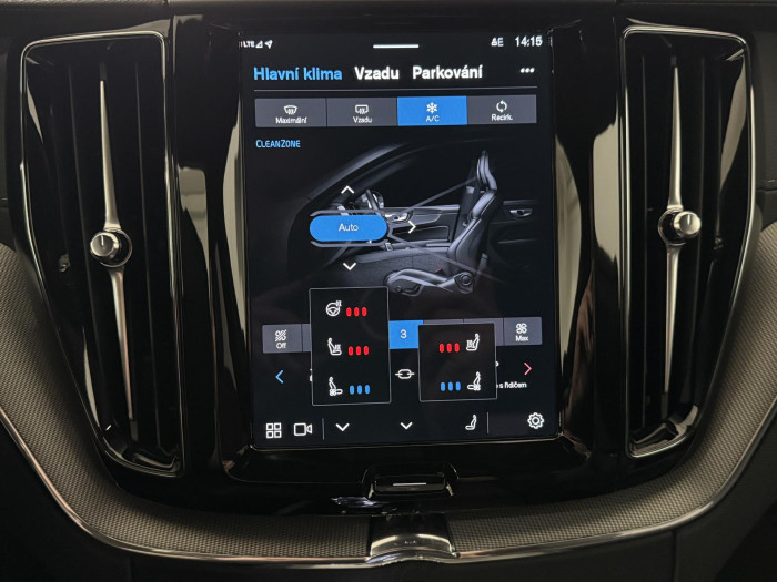 Volvo XC60 B5 AWD ULTIMATE REZERVACE