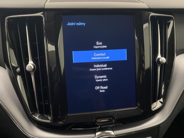 Volvo XC60 B4 AWD MOMENTUM AUT CZ 2.0 Momentum