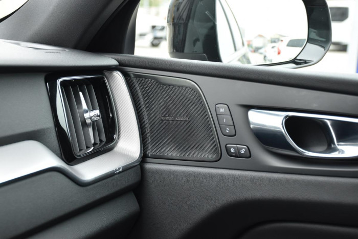 Volvo XC60 B5 AWD R-Design REZERVACE