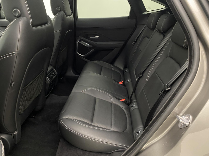 Jaguar E-Pace AWD R-DYNAMIC SE REZERVACE 2.0 Dynamic SE