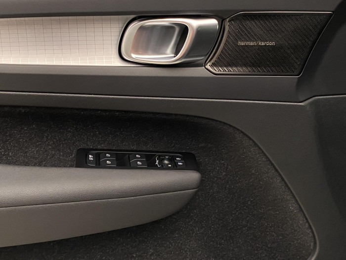 Volvo XC40 B4 AWD MOMENTUM REZERVACE 2.0 Momentum