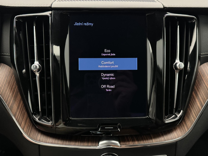 Volvo XC60 B4 AWD MOMENTUM CZ 1.maj 2.0 Momentum