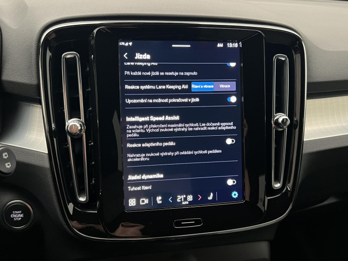 Volvo XC40 B3 PLUS DARK AUT CZ