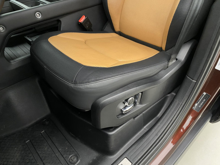 Land Rover Defender 130 D300 HSE AWD AUT CZ 3.0 d