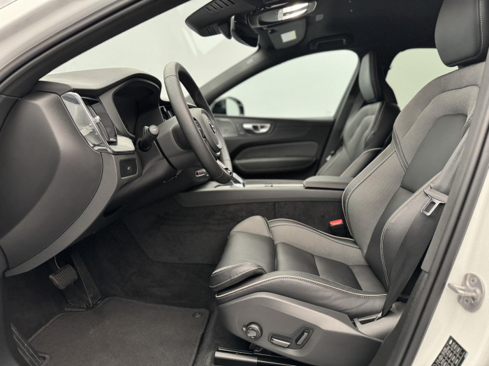 Volvo XC60 B4 PLUS DARK AUT 1.maj.