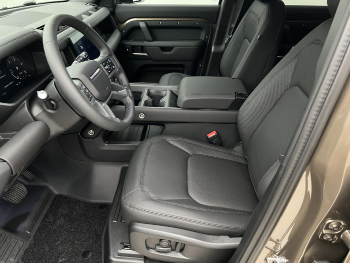 Land Rover Defender 110 D250 X-Dyn SE REZERVACE 3.0 d SE