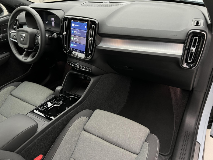 Volvo XC40 B3 PLUS DARK AUT CZ