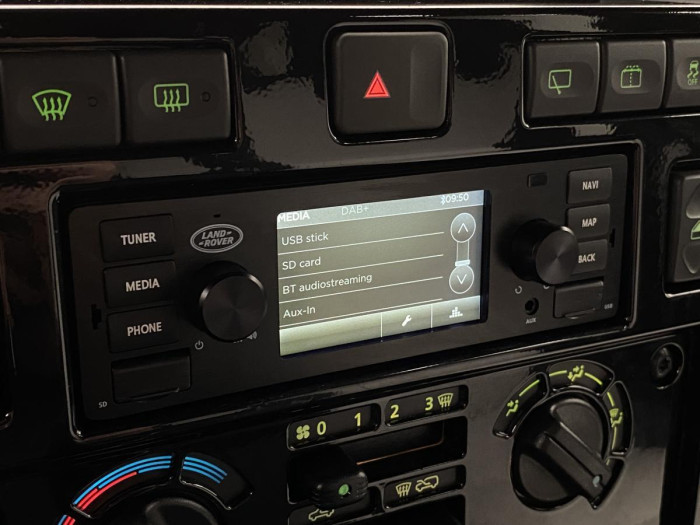 Land Rover Defender WORKS V8 TROPHY II 1 z 25 5.0 V8