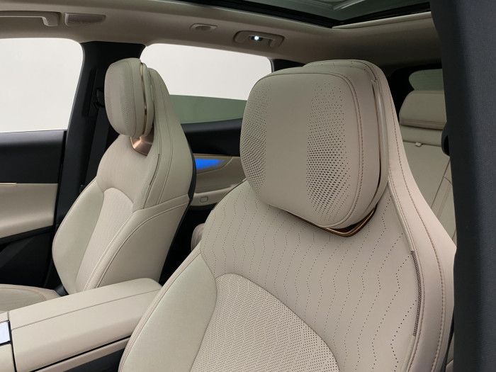 Lynk & Co 08 MORE PHEV