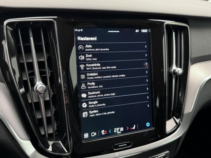 Volvo V60 B4 DARK PLUS AUT CZ 1.maj