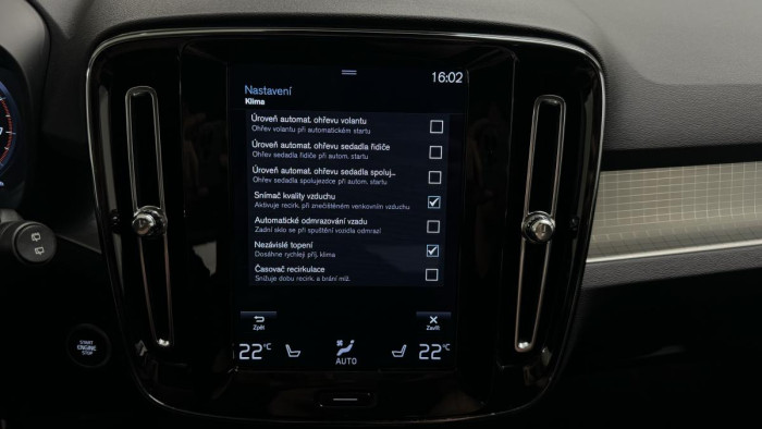 Volvo XC40 B4 AWD MOMENTUM REZERVACE 2.0 Momentum