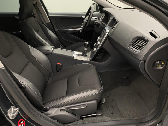 Volvo V60 D2 MOMENTUM NAVIGACE REZERVACE 1.6 d Momentum
