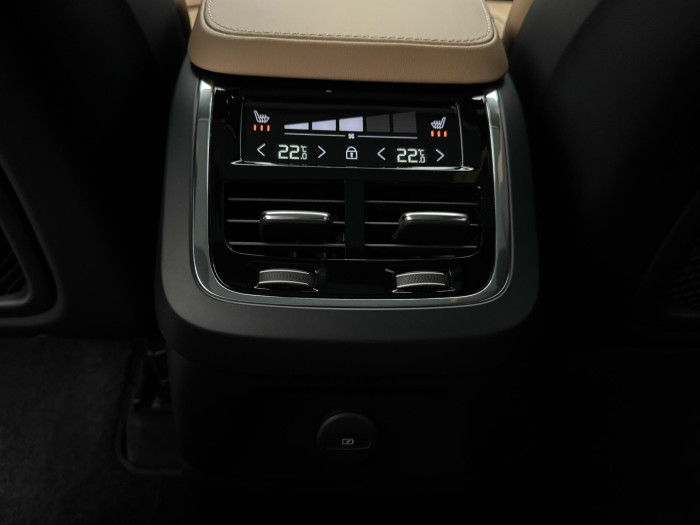 Volvo XC90 T8 AWD RECHARGE REZERVACE