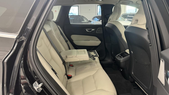 Volvo XC60 B5 AWD INSCRIPTION REZERVACE