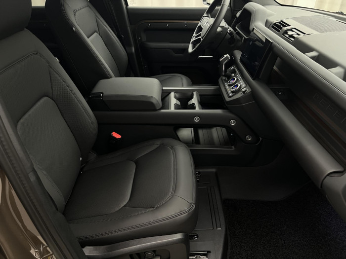 Land Rover Defender 110 D250 X-Dyn SE REZERVACE 3.0 d SE