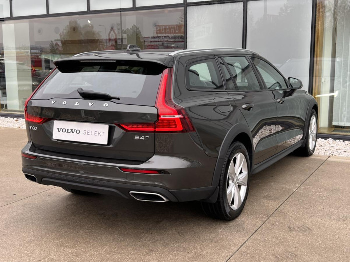 Volvo V60 CROSS COUNTRY B4 AWD REZERVACE