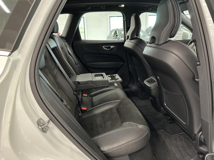 Volvo XC60 D5 AWD R-DESIGN AUT REZERVACE 2.0 d