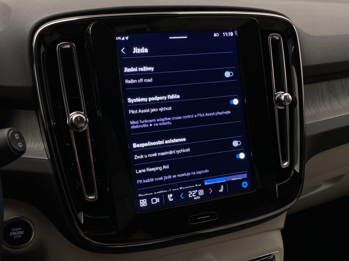 Volvo XC40 B4 DARK PLUS REZERVACE