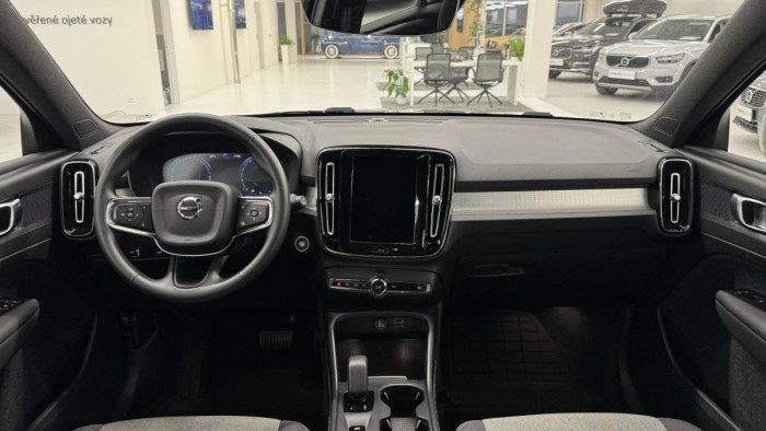 Volvo XC40 B4 MOMENTUM REZERVACE 2.0 Momentum