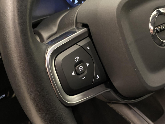 Volvo XC40 B4 AWD MOMENTUM REZERVACE 2.0 Momentum