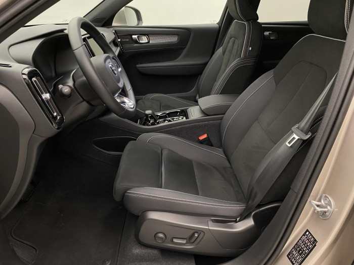 Volvo XC40 B4 AWD PLUS BRIGHT REZERVACE 2.0 Plus