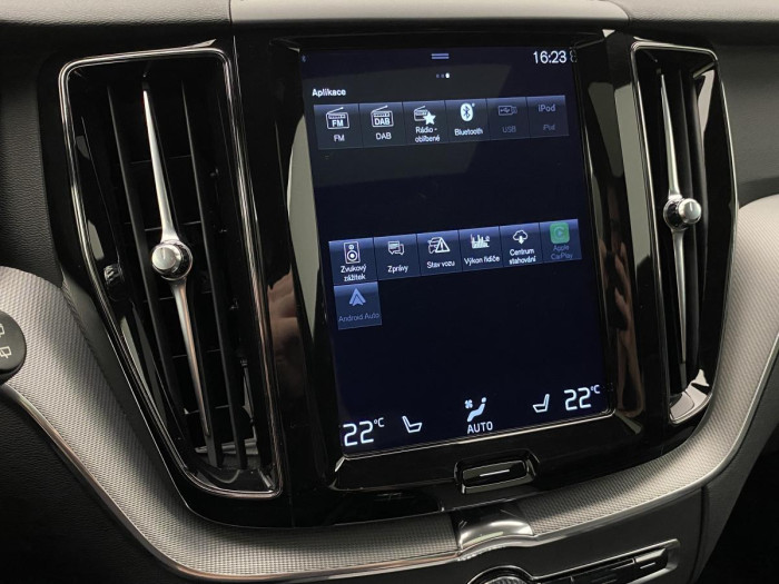Volvo XC60 B5 AWD R-DESIGN REZERVACE