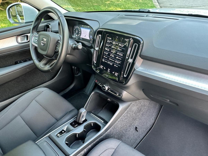 Volvo XC40 B4 AWD MOMENTUM REZERVACE 2.0 Momentum