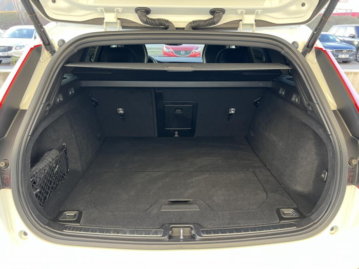 Volvo V60 B4 R-DESIGN Aut 1.maj.