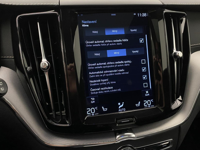 Volvo XC60 B4 AWD R-DESIGN AUT REZERVACE