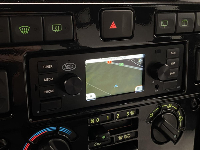 Land Rover Defender WORKS V8 TROPHY II 1 z 25 5.0 V8